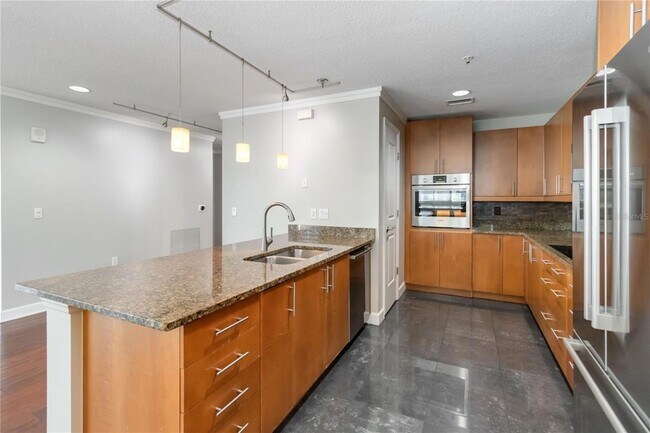 Building Photo - 100 S Eola Dr