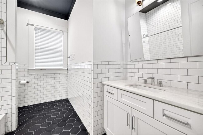 Building Photo - 523 Irwin St NE