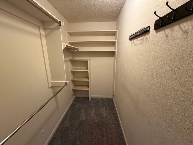Building Photo - 2517 Chateau Dr