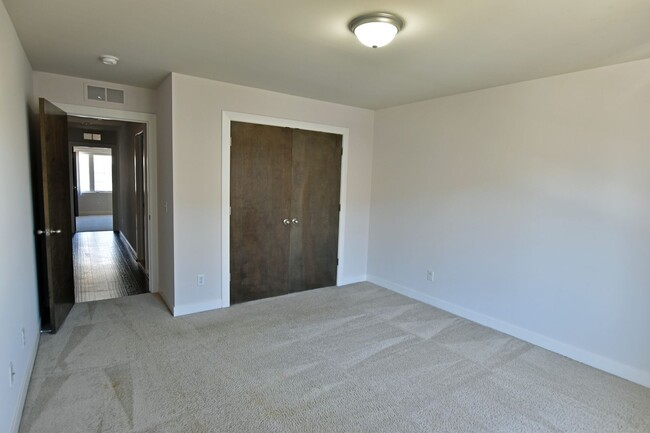 Building Photo - Shelby Township Townhouse -3 Bedrooms, 2.5 Baths, 2-Car attached garage, 1885 SF