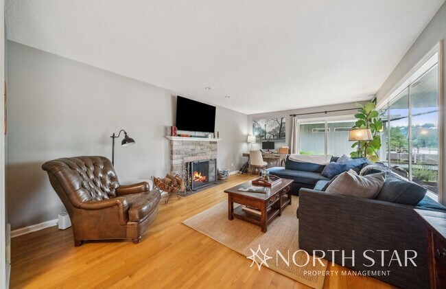 Building Photo - Stylish Mid-Century Modern with Stunning L...