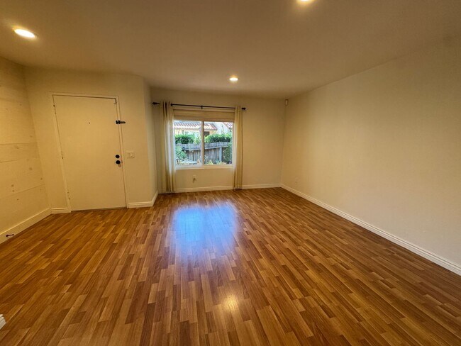Building Photo - Light-Filled 3-Bedroom Home in Desirable Agoura Hills Community
