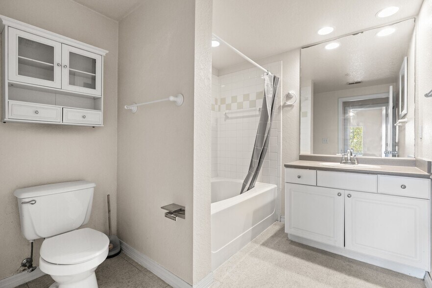 Building Photo - 402 S Armenia Ave