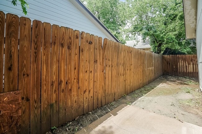 Building Photo - 701 Country Aire Dr