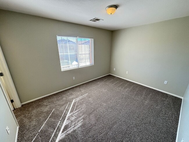 Building Photo - Beautiful 4Bed/2.5 Bath/2Car 2 Story Home nestled in this beautiful Southwest Community near Rhod...