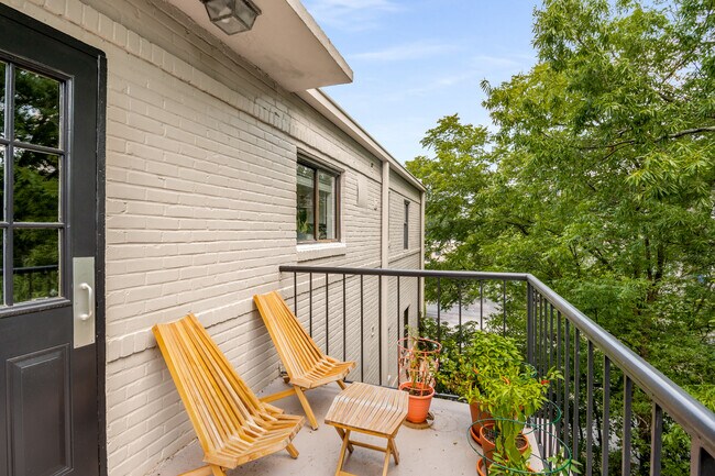 Semi-private patio - 96 Ardmore Pl NW