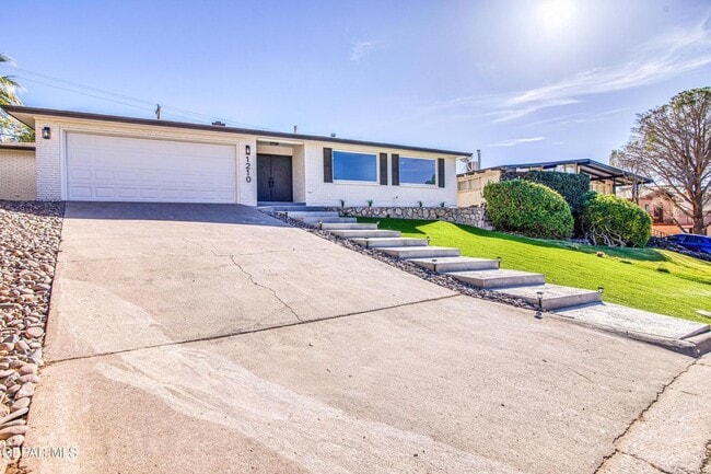 Building Photo - 1210 La Cruz Dr