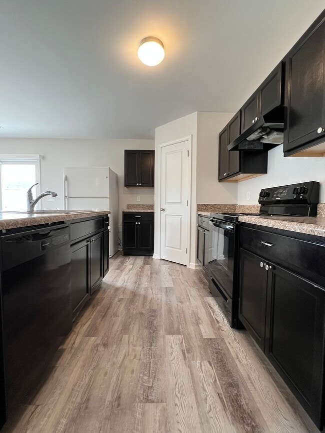 Building Photo - Nice on New Home Place