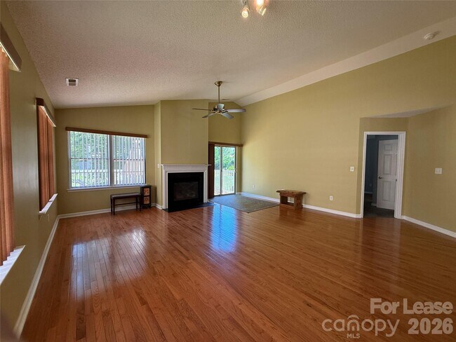 Building Photo - 114 Fairway View Dr