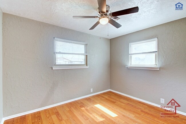 Building Photo - 4225 SE Elmhurst Ln