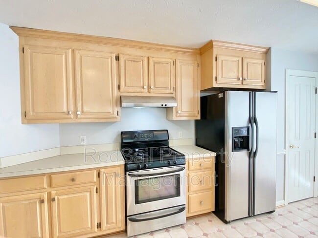 Building Photo - 6 Pine Lake Ct