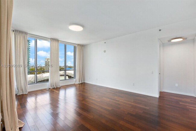 Building Photo - 5959 Collins Ave