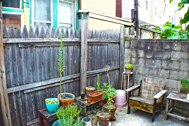 Building Photo - 1922 Waterloo St