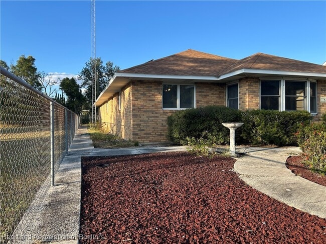 Building Photo - 740 Hickory St