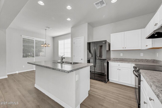 Primary Photo - 935 E Agua Fria Ln