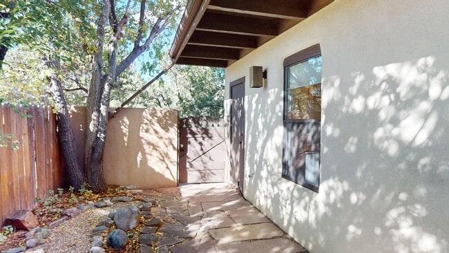 Building Photo - 948 Los Lovatos Rd