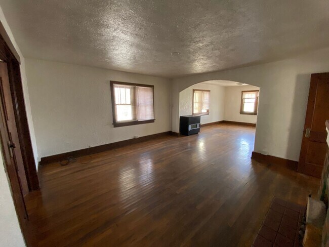 Building Photo - Spacious 3-Bedroom
