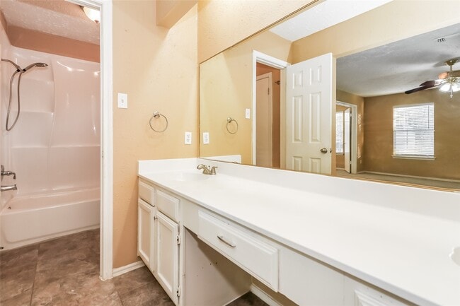 Building Photo - 14815 Oak Pines Dr