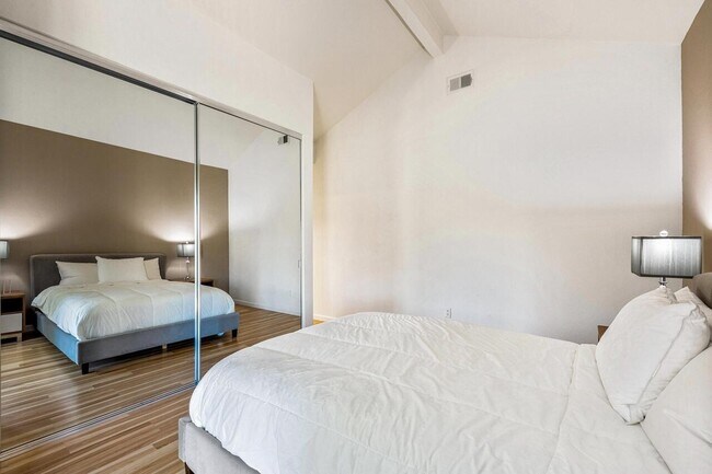 Building Photo - 142 Lakeshore Dr