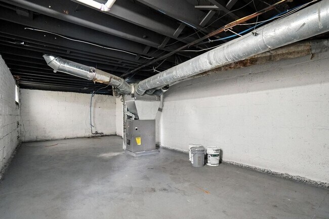 Building Photo - 887-889-889 E Livingston Ave