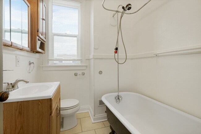 Building Photo - Starter Two Bedroom in Great Neighborhood - Low Deposit