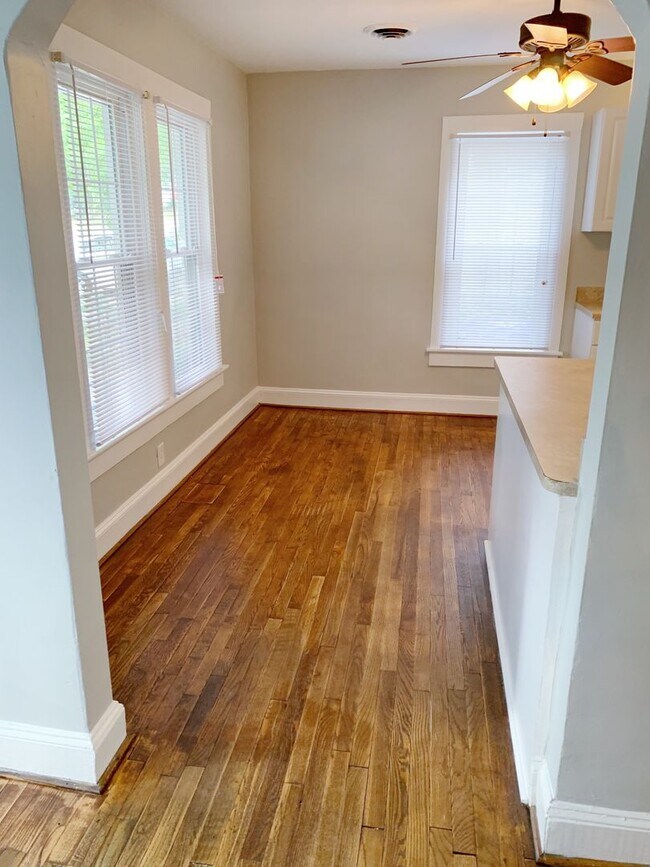 Building Photo - 3 Bedrooms 2 Full Bathrooms with fenced in...