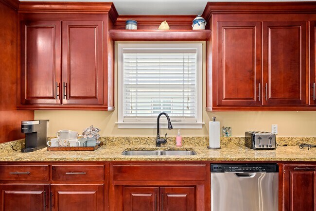 Building Photo - 304 Squirrel Hollow