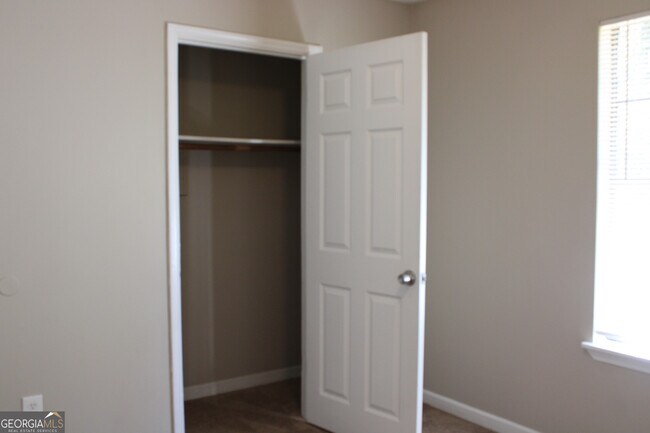 Building Photo - 61 Scoby Ct
