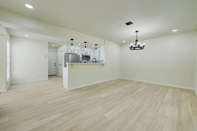 Building Photo - 5519 Sheraton Oaks Dr