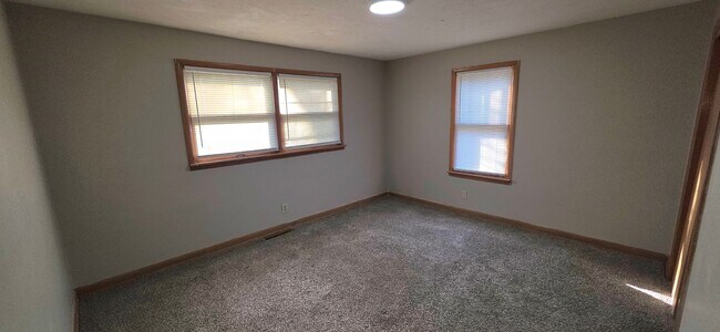 Building Photo - 4 Bedroom 2 Bathroom! $1195!