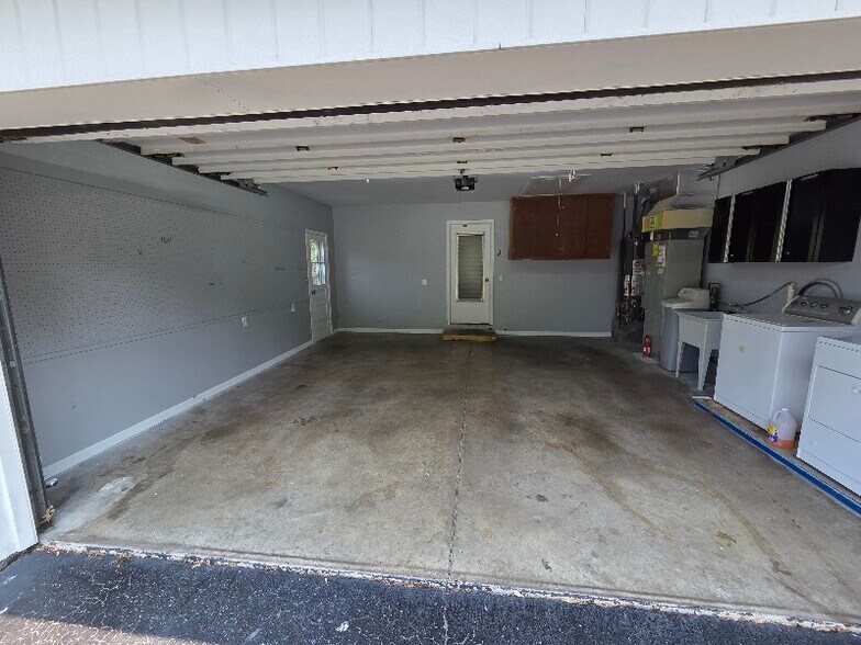Building Photo - 523 Chapel Hill W Dr