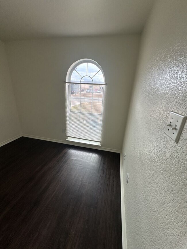 Building Photo - 4 Bed 2 Bath Available Now!