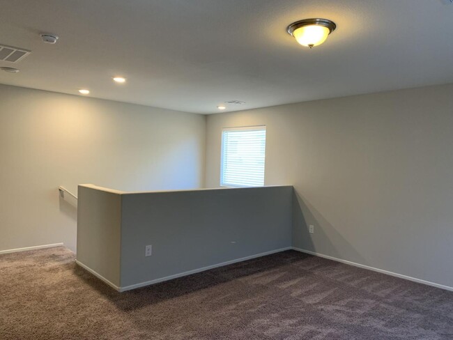 Building Photo - Beautiful 5 bedroom home