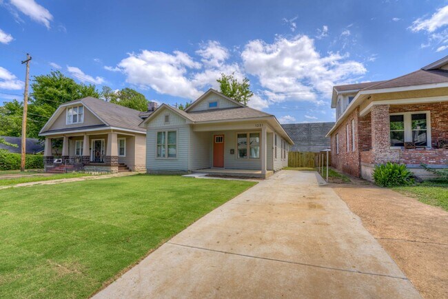 Building Photo - Newer construction home within walking dis...
