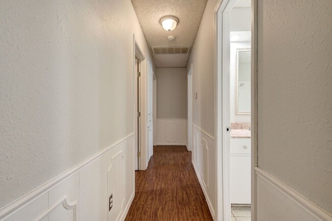 Building Photo - Rollingwood Beauty!
