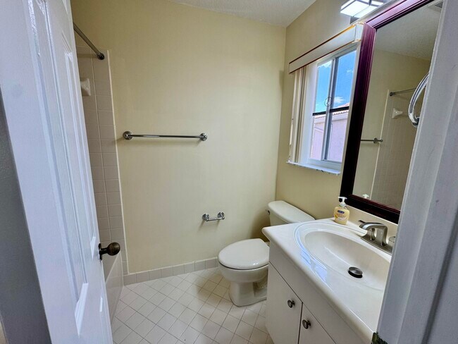 Building Photo - 898 Tulip Cir