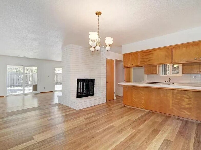 Building Photo - 907 Plum Ln