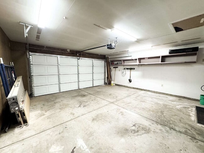 Building Photo - "Charming 3-Bed Oasis with 2 Baths and 170...