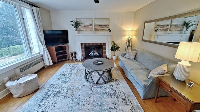 Building Photo - Fully Furnished 4 Bed / 1-1/2 Bath Single Family Home w/2 Car Garage