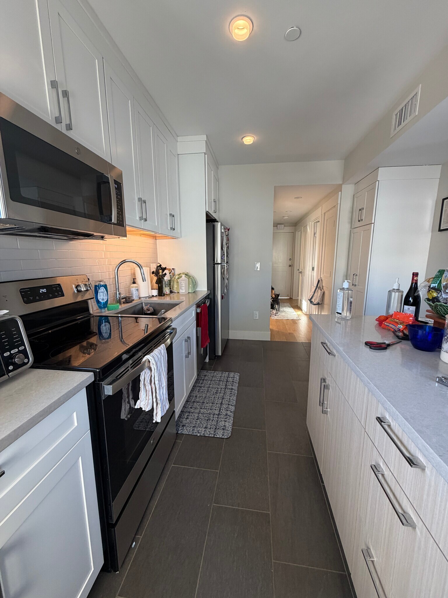 Building Photo - 208 Banks St