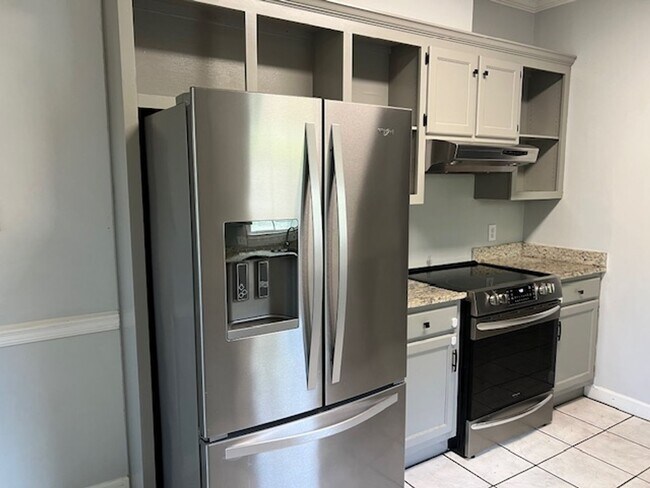 Building Photo - 4/2.5 located in Pinehurst subdivision
