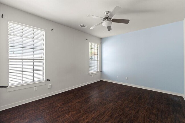 Building Photo - 12800 Venice Ln