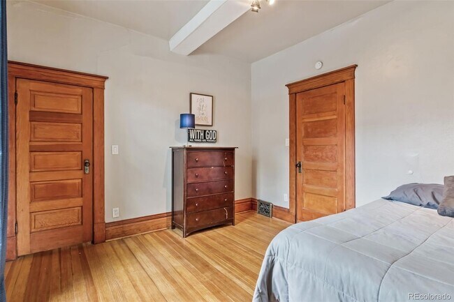 Building Photo - 928 N Corona St