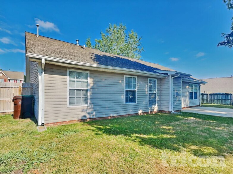 Building Photo - 2934 Firethorn Dr