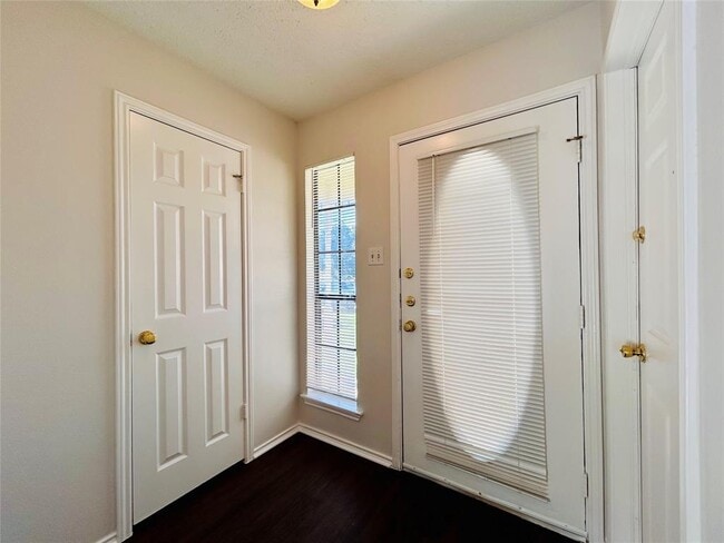 Building Photo - 9303 Kempler Dr