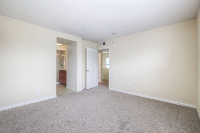Building Photo - Spacious 2BR/2.5BA Townhome in the desirab...