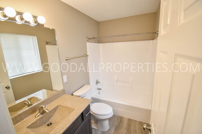 Building Photo - 3 BDRM 2.5 Bath finished basement fenced backyard in Ankeny
