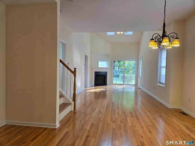 Building Photo - 511 Elm St