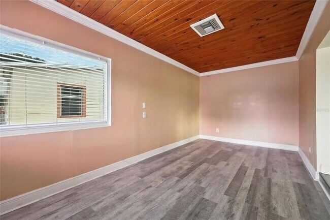 Building Photo - 405 N Buena Vista Ave