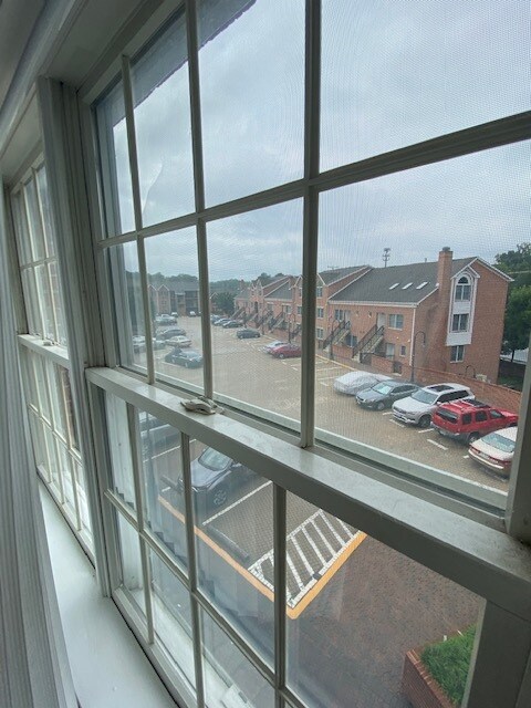 Falls Station Condominiums - 6924 Fairfax Dr